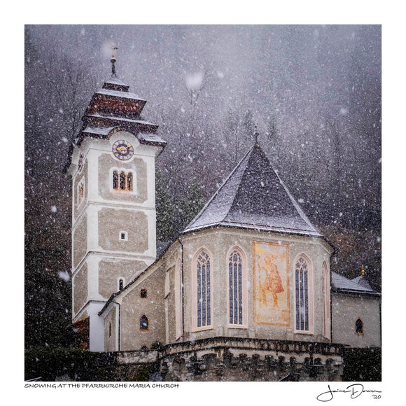 Snowing at the Pfarrkirche Maria Church